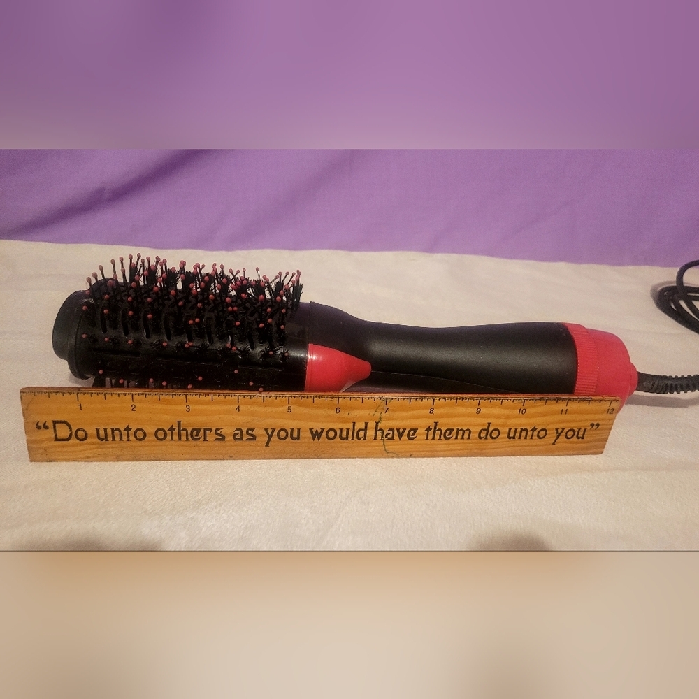 Multifunctional hot air brush designed to dry and style hair simutaneously - Picture 6 of 6